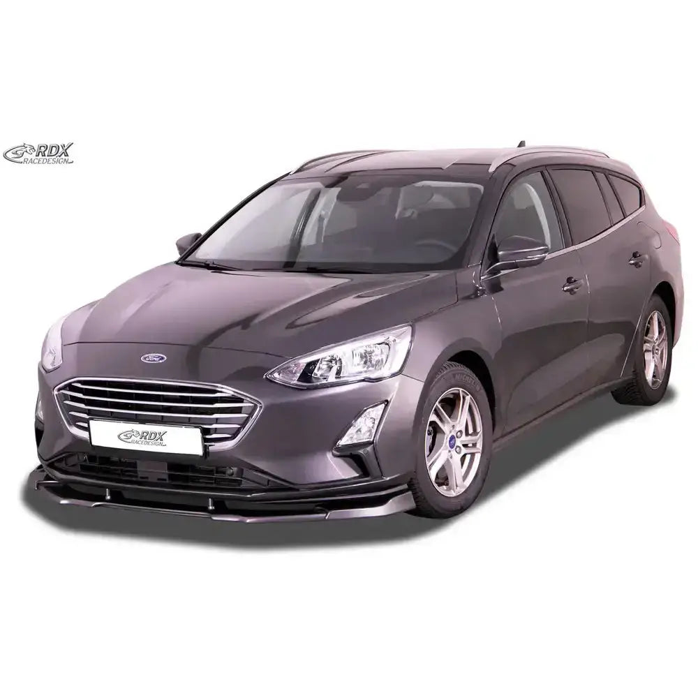 Frontleppe til Ford Focus 4 Vario X, sort spoiler synlig under fronten på grå bil med aluminiumsfelger.