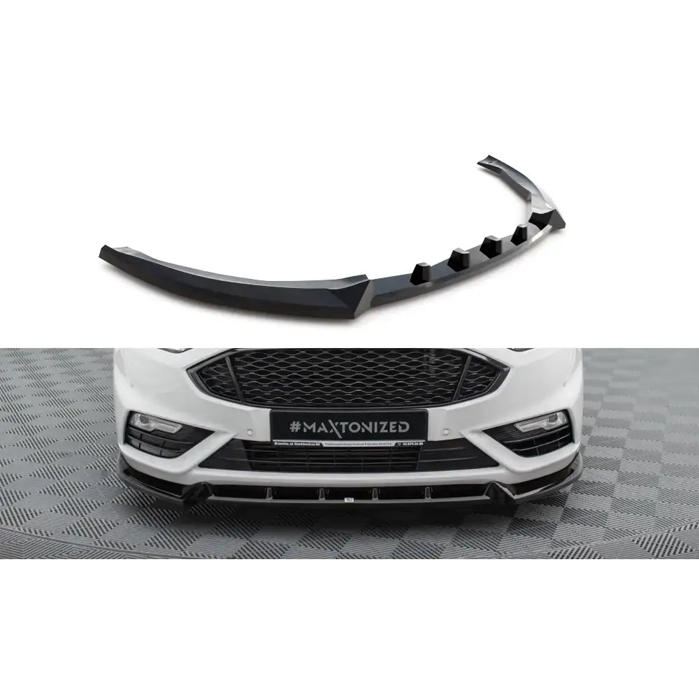 Frontspoiler til Ford Mondeo Sport Mk5, sort plast montert foran grill på hvit bil, skrå vinkel.
