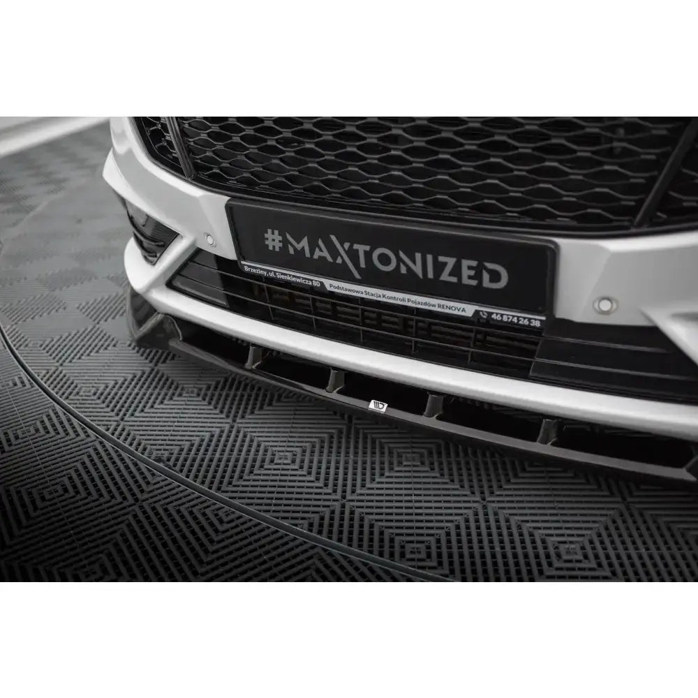 Frontspoiler Ford Mondeo Sport Mk5 med svart grill og skiltet "#MAXTONIZED" på mønstret gulv.