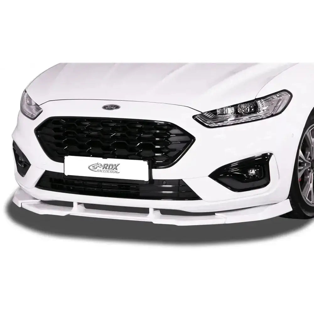 Frontspoiler til Ford Mondeo ST-Line 19-, hvit med sort grill, sett skrått forfra på bilen.