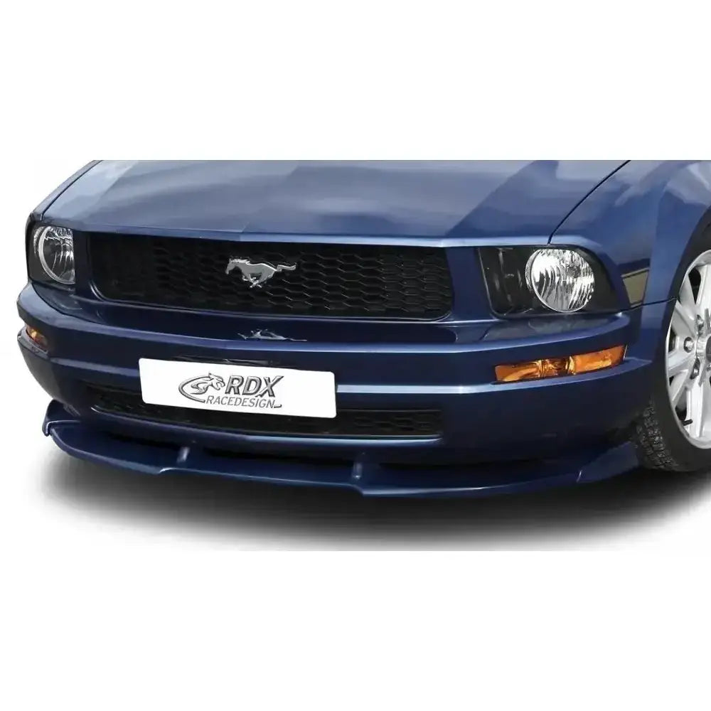 Frontspoiler for Ford Mustang V 04-09 i mørkeblått, montert foran med synlig grill og logo.