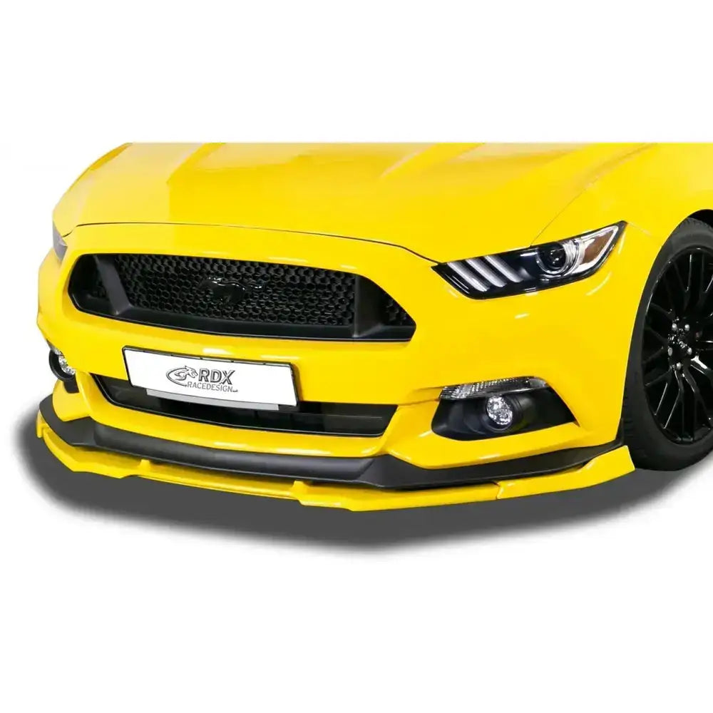 Frontspoiler på Ford Mustang VI 14-18, gul sportsbil med sort grill og frontsplitter sett fra lav vinkel.