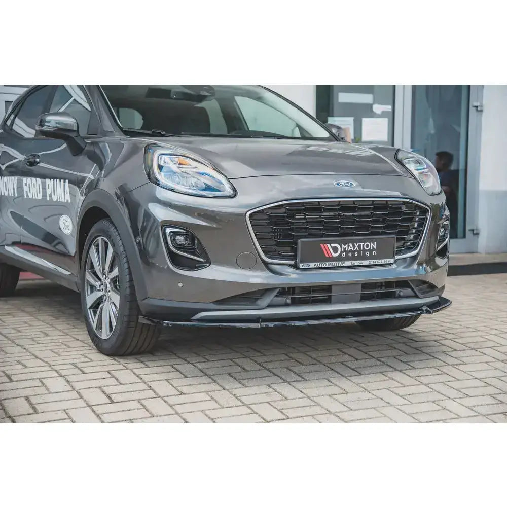 Frontspoiler Ford Puma sett forfra fra venstre side med svart grill og aerodynamisk frontleppe.