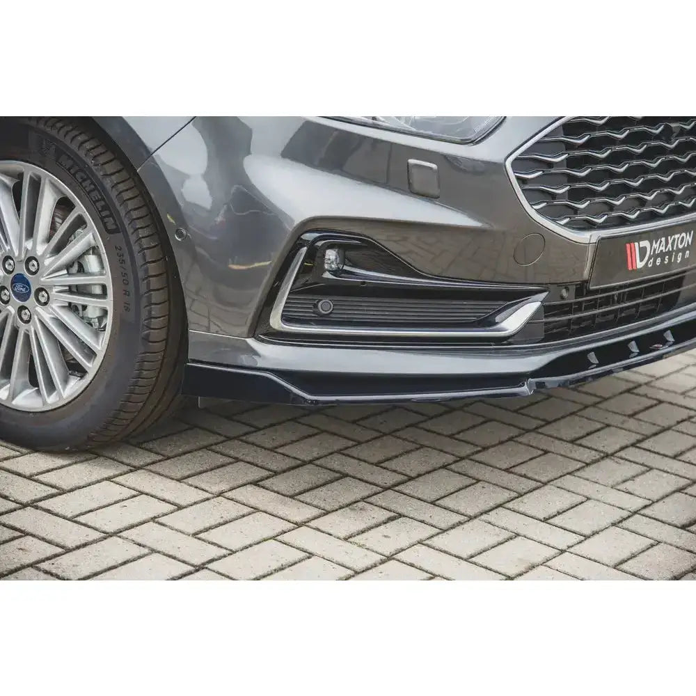 Spoiler til Ford S-Max Mk2 Facelift, nærbilde av svart frontsplitter under støtfanger på grå bil.