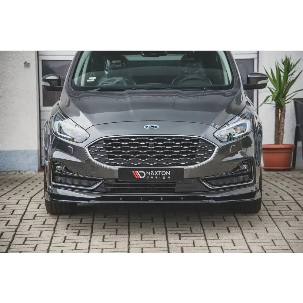 Front lip på Ford S-Max Mk2 Facelift med kromdetaljer og Maxton Design-skilt, sett rett forfra.
