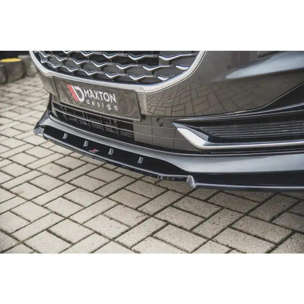 Frontspoiler til Ford S-Max Mk2 Facelift i sort høyglans med røde og sølvdetaljer, sett forfra.