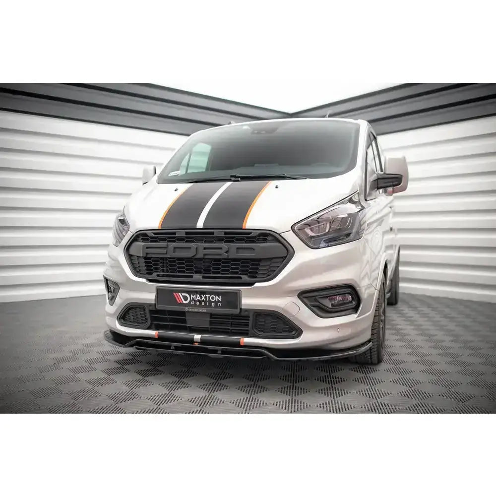 Front splitter på Ford Transit Custom ST-Line Mk1 med svarte og oransje striper og sportslig frontspoiler.