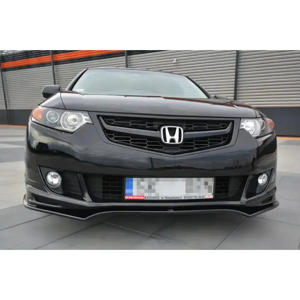Frontleppe på Honda Accord Mk.8 Type-S sedan, sort bil med frontsplitter og markant grill, industriell bakgrunn.