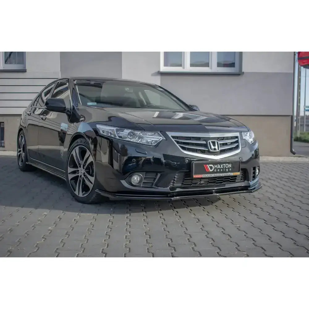 Front splitter på Honda Accord VIIi CU Facelift, svart bil med Maxton Design-logo og svarte felger.