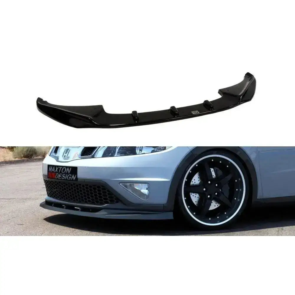 Frontspoiler til Honda Civic Mk8 facelift i sort blank plast, avbildet separat og montert på bil.
