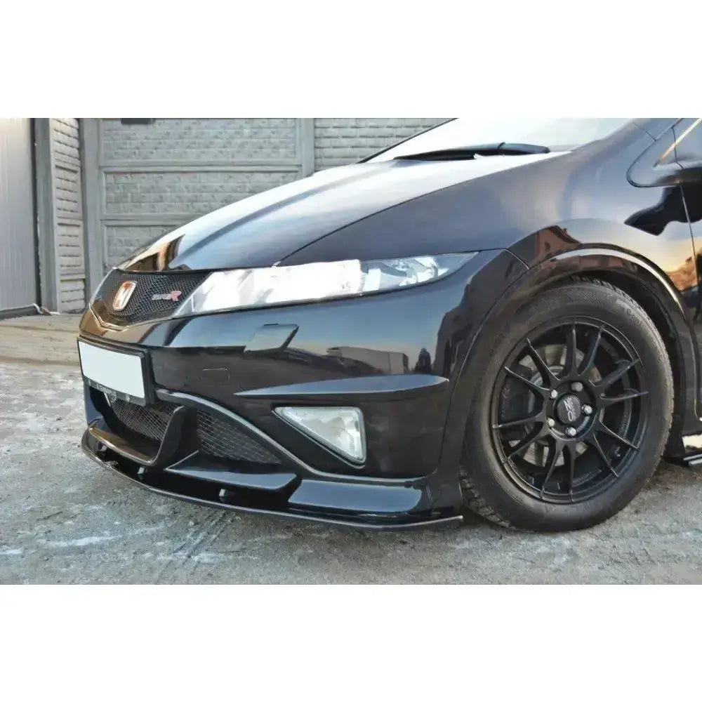 Frontleppe på Honda Civic VIII Type R med svarte felger og sporty frontfanger, sett fra venstre frontside.