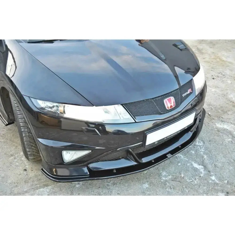 Spoiler til Honda Civic VIII Type R Gp, sort blank støtfanger med grill og logo, sett forfra i vinkel.