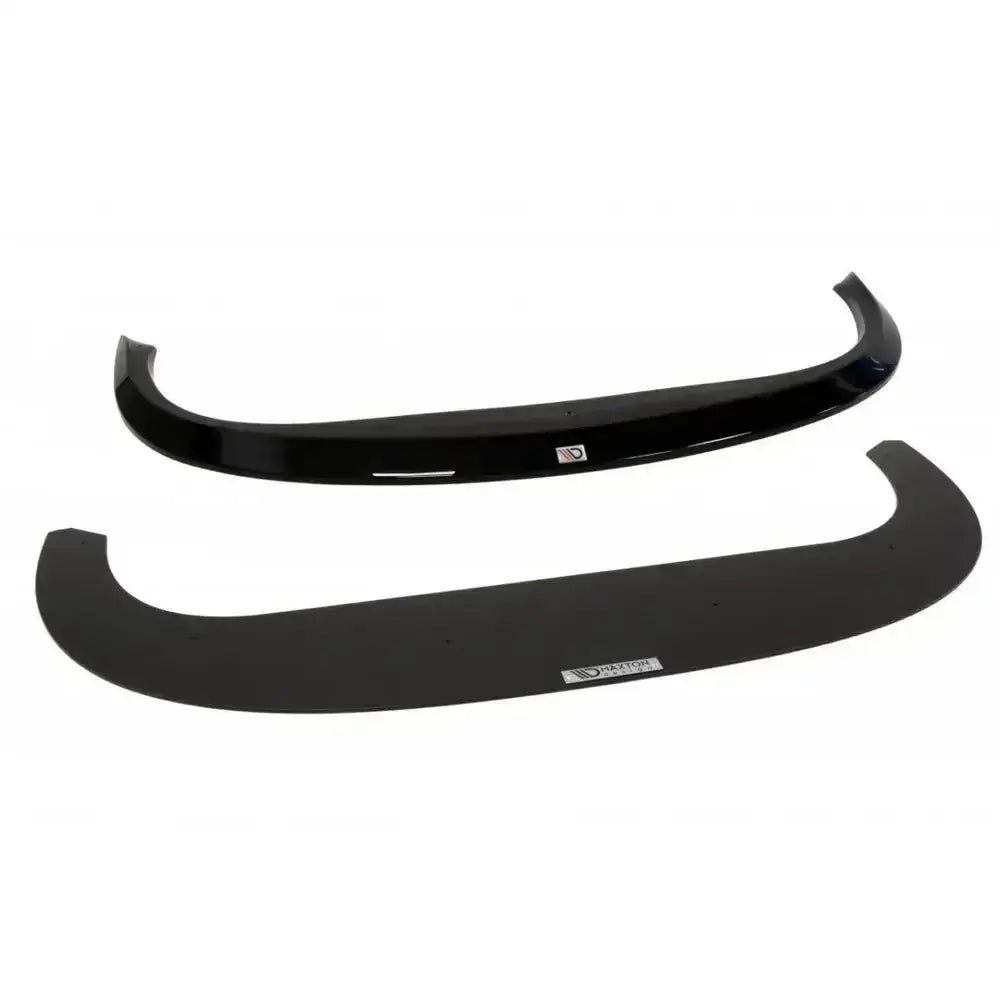 Front splitter Audi RS6 C5 Hybrid i svart plast, to buede deler med etiketter, sett ovenfra på hvit bakgrunn.