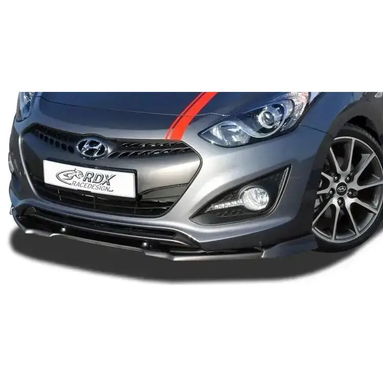 Frontspoiler Hyundai i30 Coupe 13- montert på grå bil med sort og rød stripe, sett fra skrå vinkel foran.