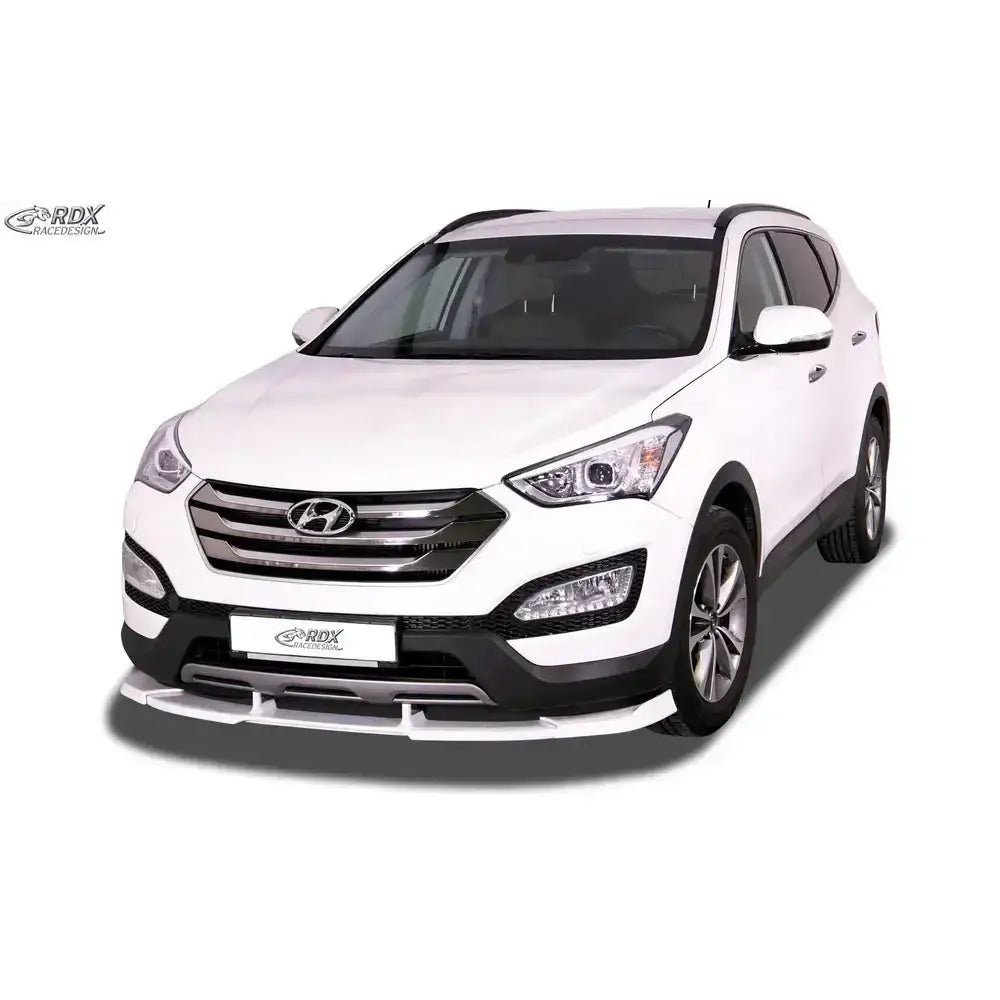 Frontleppe til Hyundai Santa Fe DM 12-15 montert på hvit SUV med krom grill og svarte detaljer.