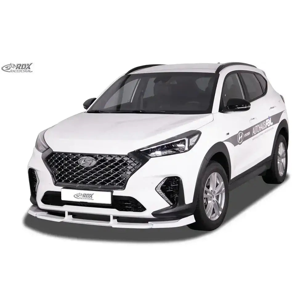 Frontleppe på Hyundai Tucson N-Line (TL) 18-20, hvit SUV med svarte detaljer og aluminiumsfelger.