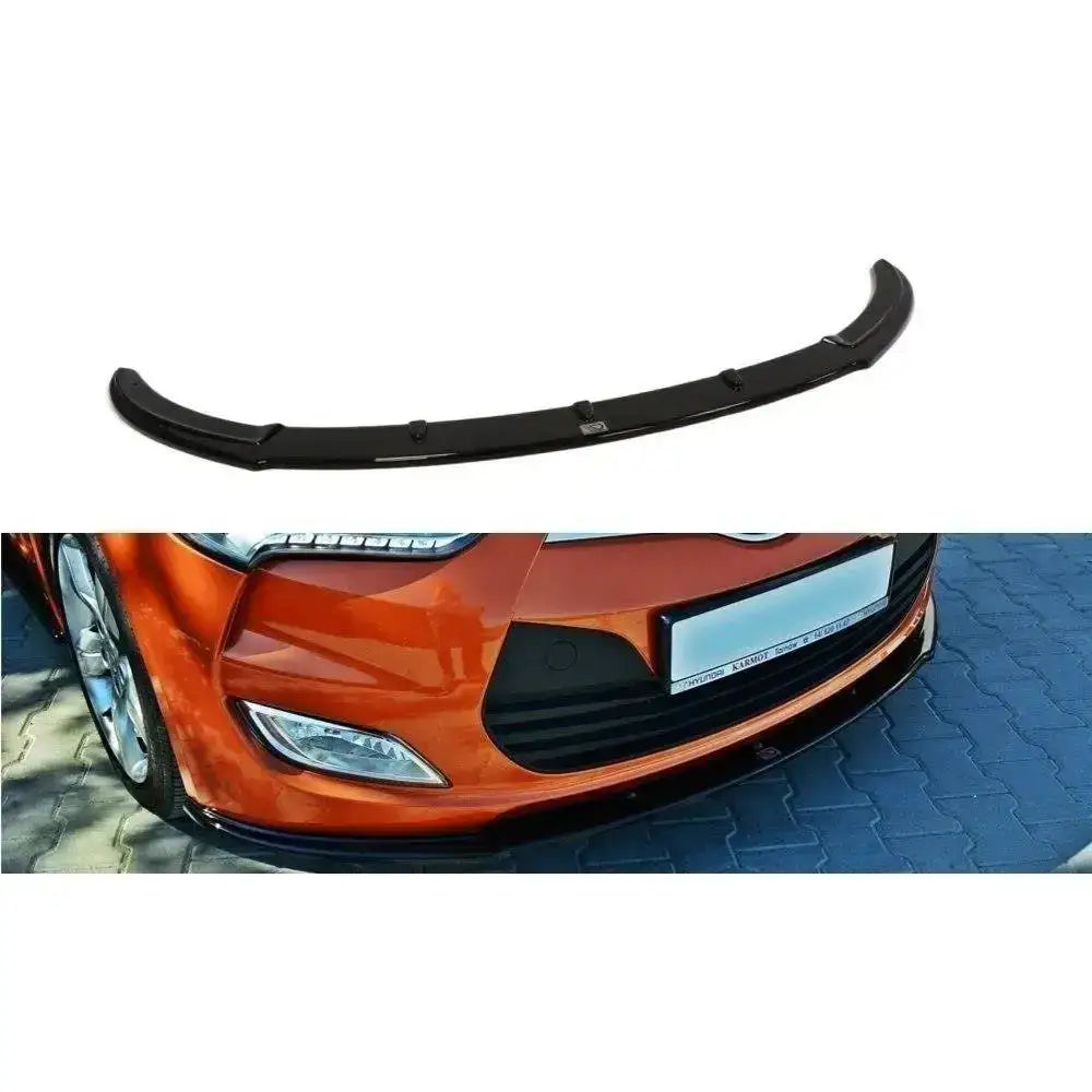 Frontspoiler til Hyundai Veloster i sort plast, vist alene og montert på oransje bil.