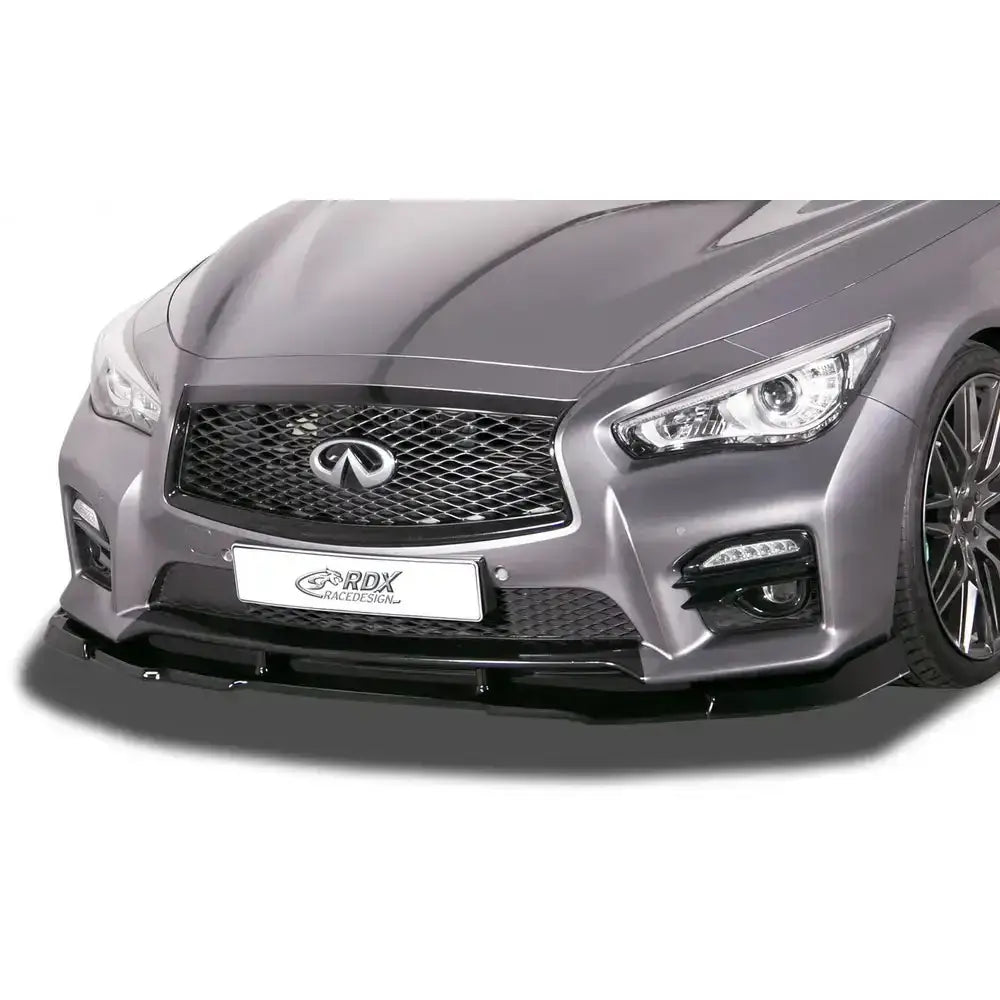 Frontspoiler Infiniti Q50 13- med sort frontleppe, grå metallic lakk og stor sort grill sett fra skrå vinkel.