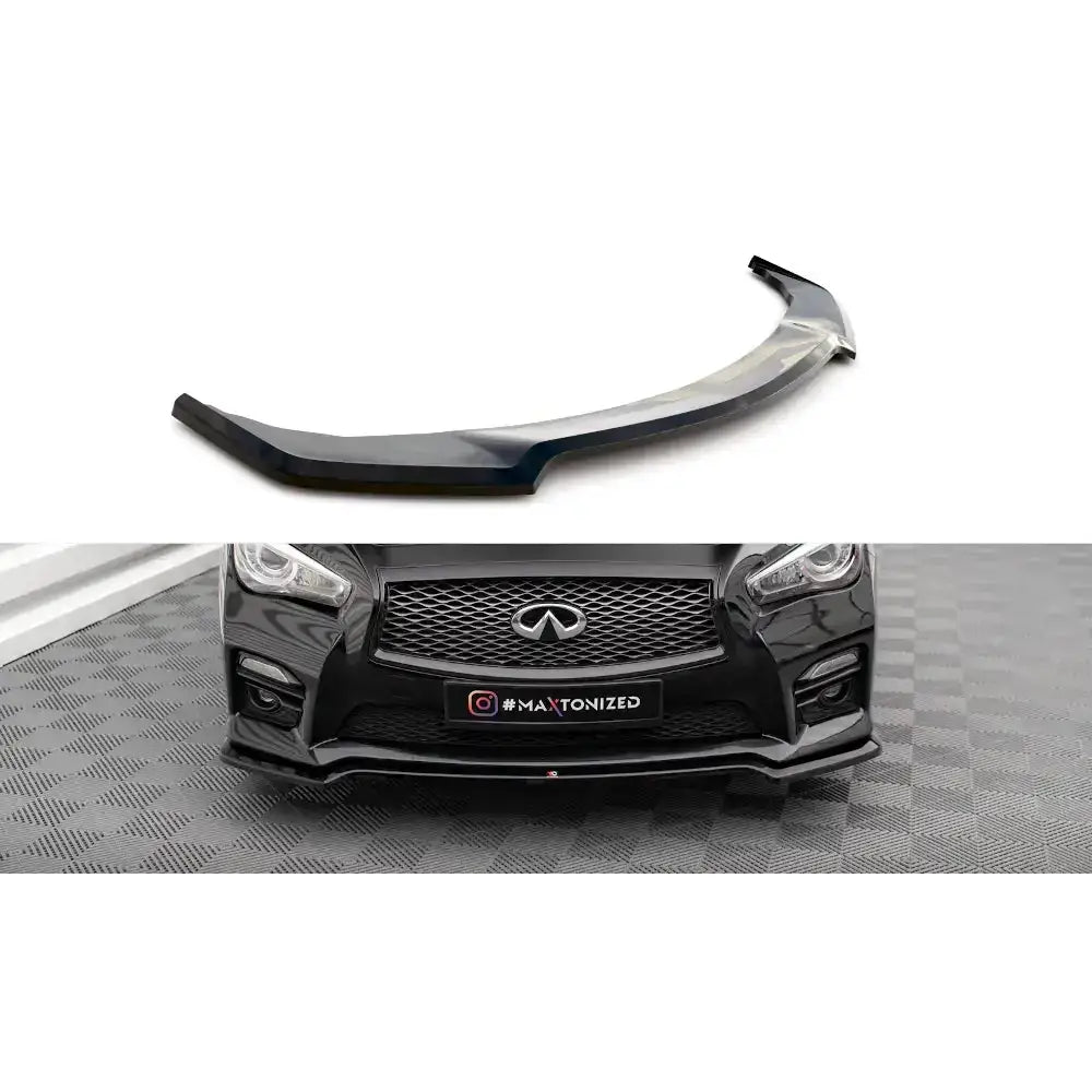 Frontspoiler til Infiniti Q50 13-16 V.1 i svart plast, vist alene og montert på bil forfra.