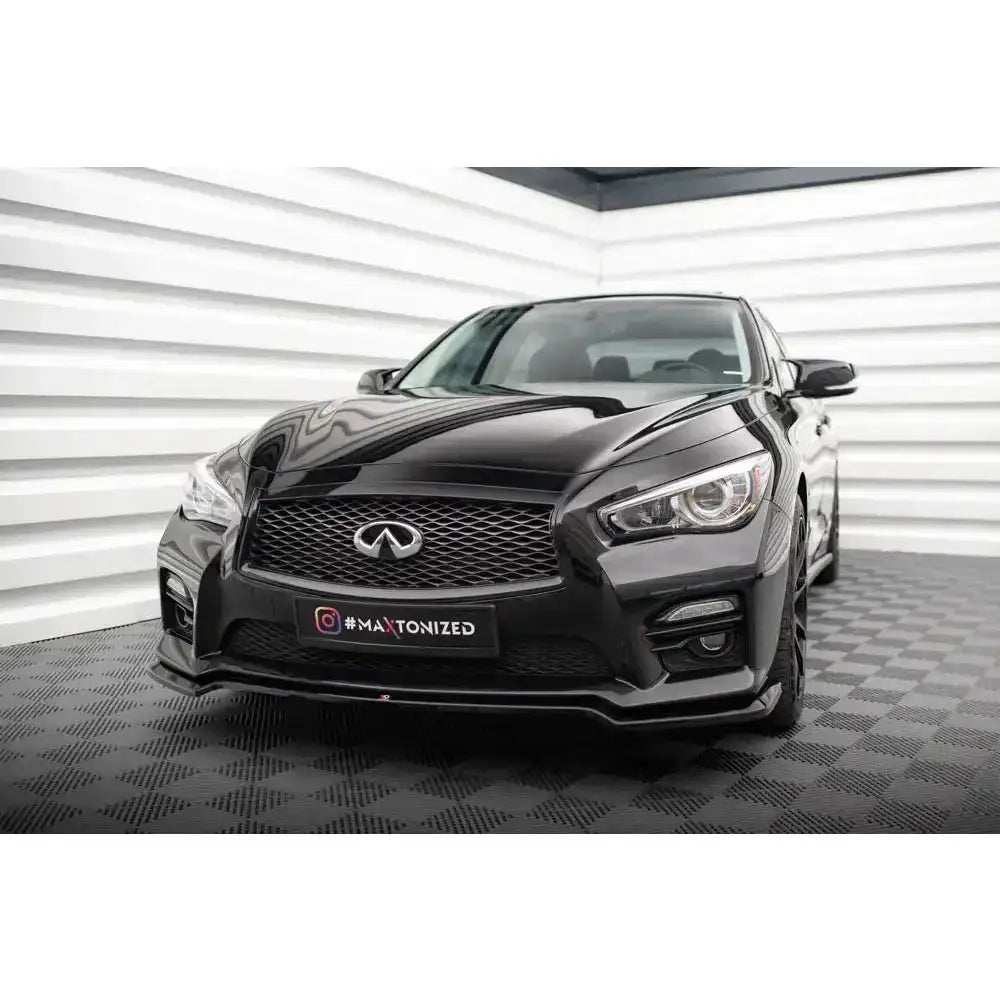 Spoiler til Infiniti Q50 13-16 S Mk1, sort frontspoiler montert på bil sett forfra innendørs.