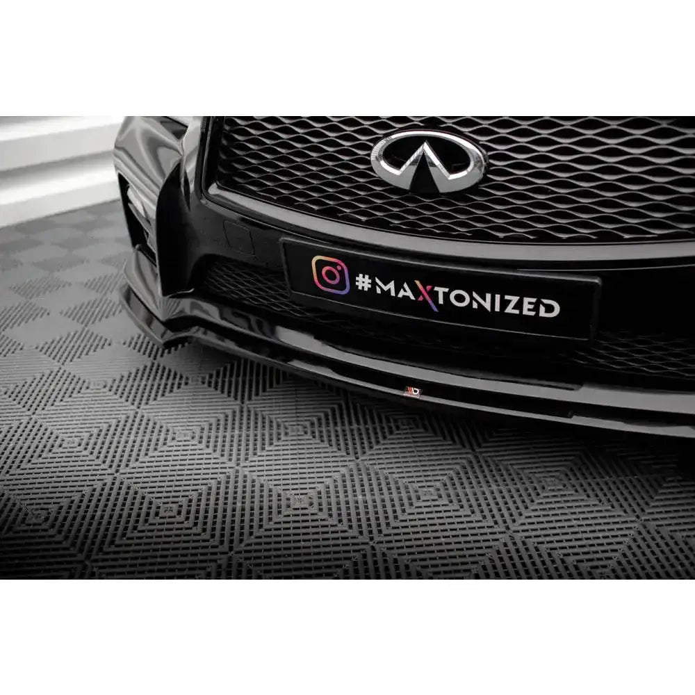 Front splitter til Infiniti Q50 13-16 S Mk1 i sort, blank utførelse, montert på bil sett forfra.