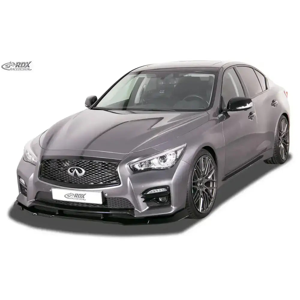 Frontleppe på Infiniti Q50 13- med svart spoiler, store aluminiumsfelger og markerte frontlys.