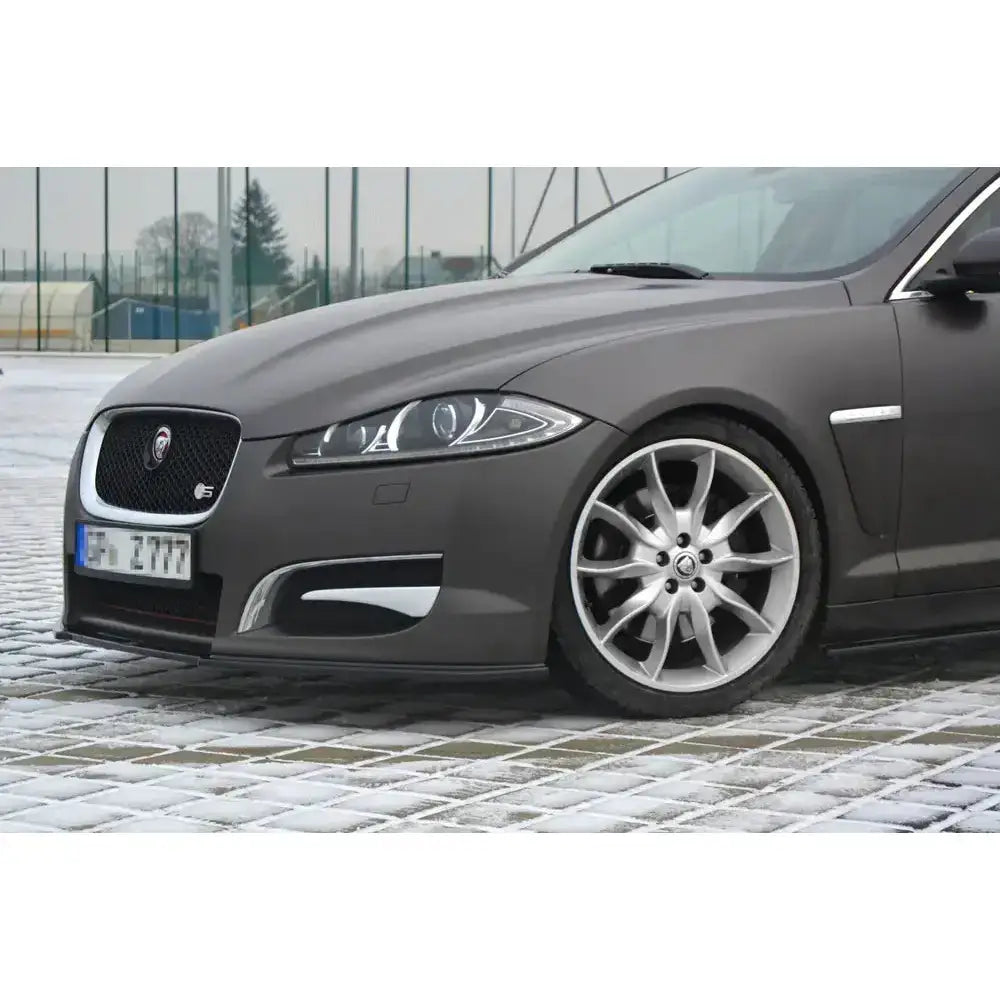 Spoiler på Jaguar Xf X250 Sportbrake S-Pack i matt grått med sølvfelger og LED-lykter på brostein.