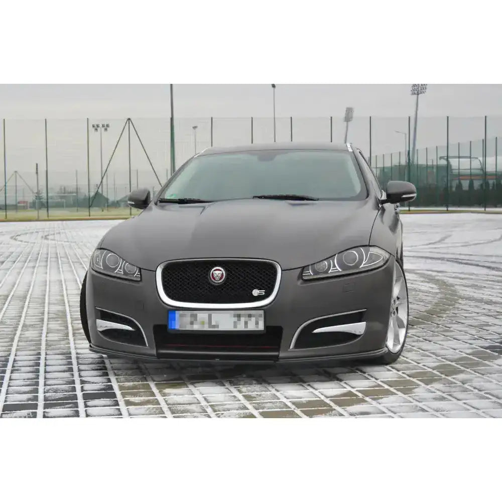 Front splitter på Jaguar Xf Mk1 Sportbrake S-Pack sett forfra på snødekket underlag.