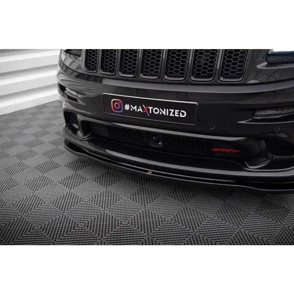 Frontspoiler til Jeep Grand Cherokee SRT WK2 Facelift i sort, blank finish, montert foran på bilen.