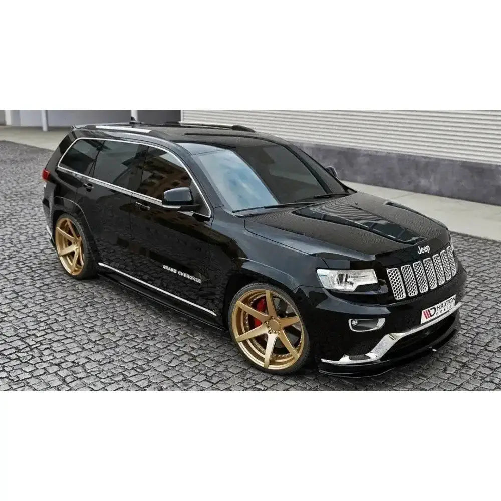 Frontspoiler på Jeep Grand Cherokee WK2 Summit 14-21 med gullfelger og kromdetaljer, parkert på brostein.
