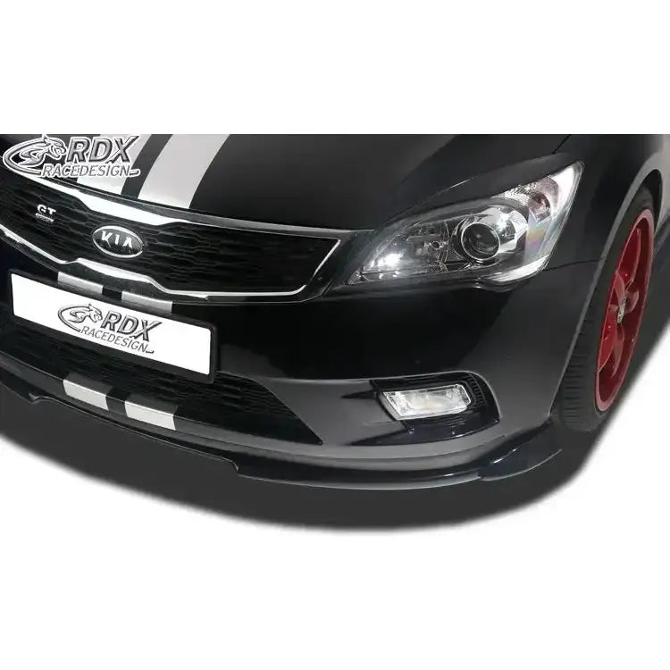 Front splitter på Kia Ceed 09-12 Vario X med hvite striper, røde felger og RDX-logo.