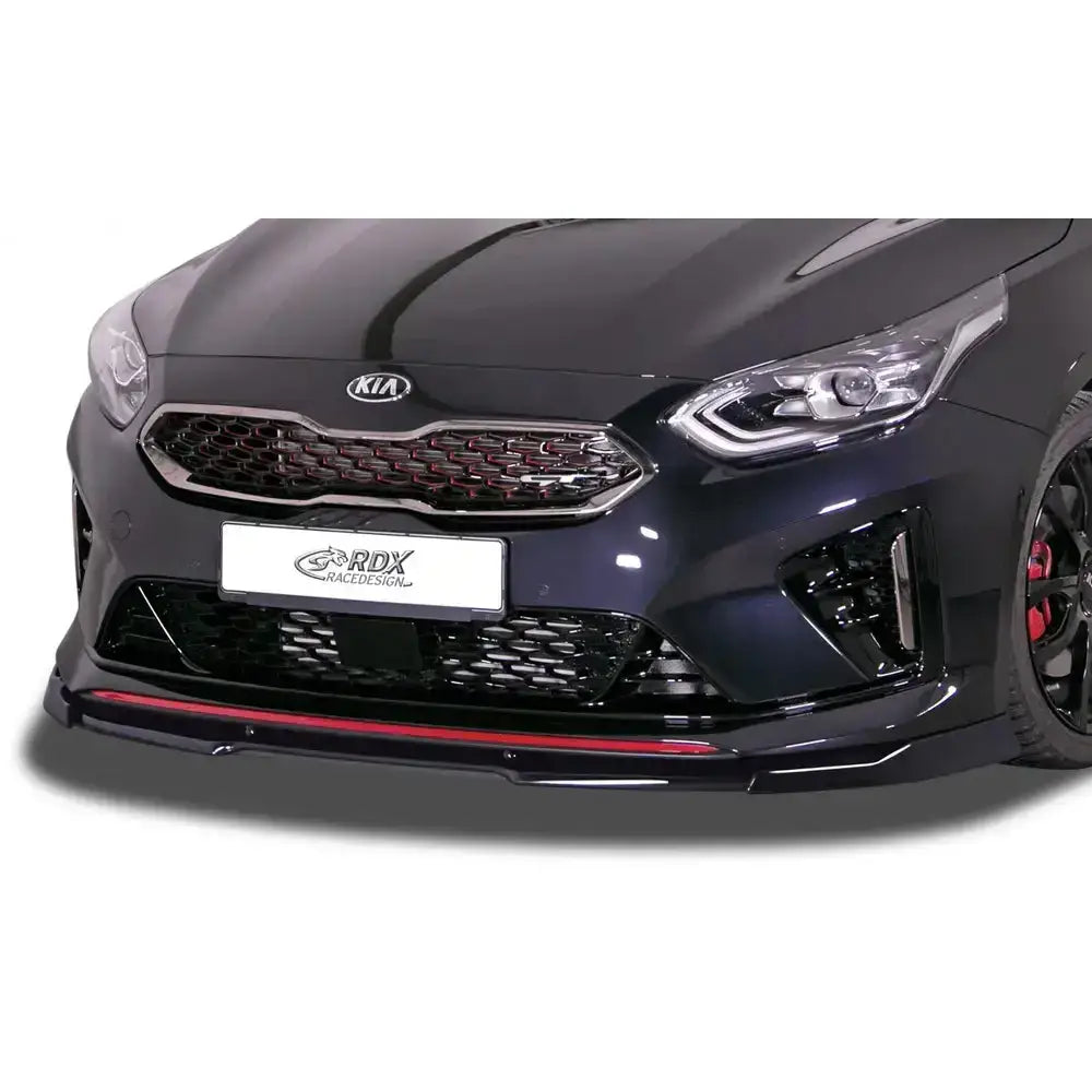 Frontspoiler Kia Ceed GT-Line i glanset svart med rød stripe på bilens frontparti.