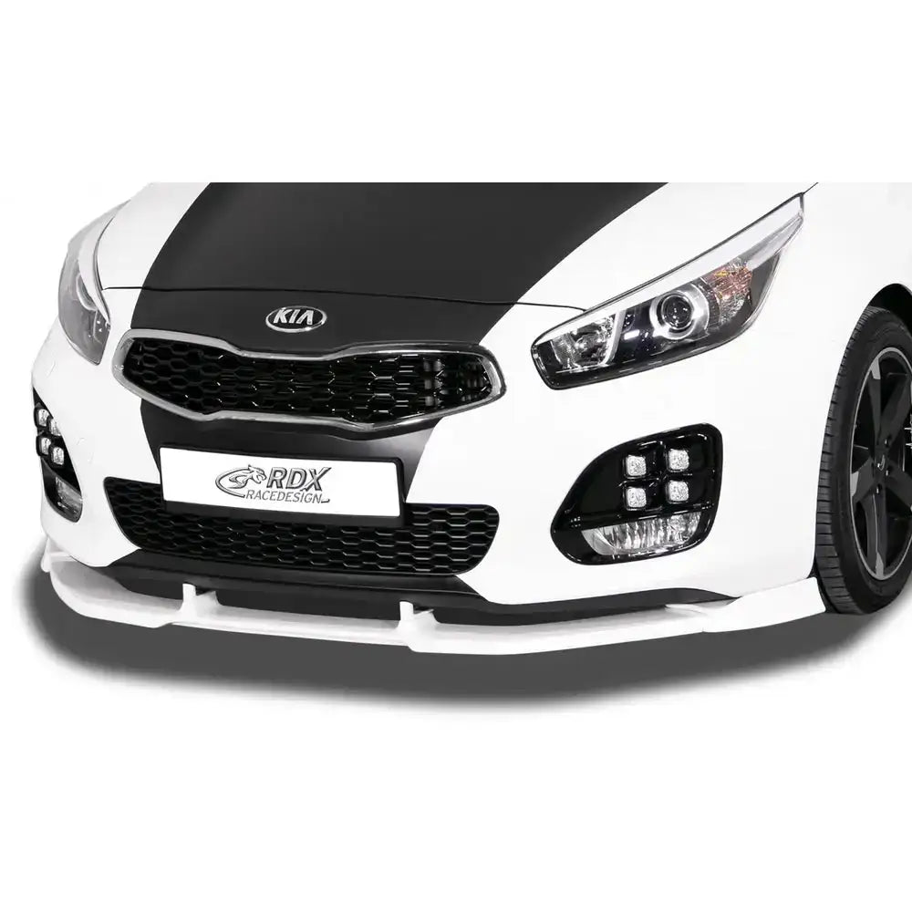 Frontspoiler til Kia Ceed 15-18 GT/GT-Line, hvit modell sett forfra med svarte detaljer på grill og panser.