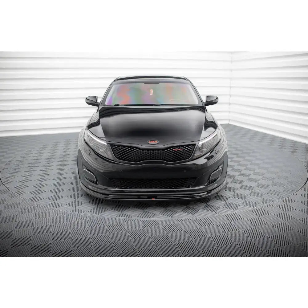 Front splitter på Kia Optima Mk3, sort bil sett forfra med mørk grill og tonet frontrute.