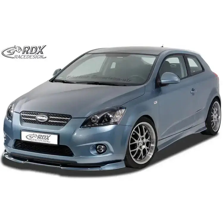 Frontspoiler på Kia Pro Ceed ED -09 med senket karosseri og store felger sett forfra skrått.