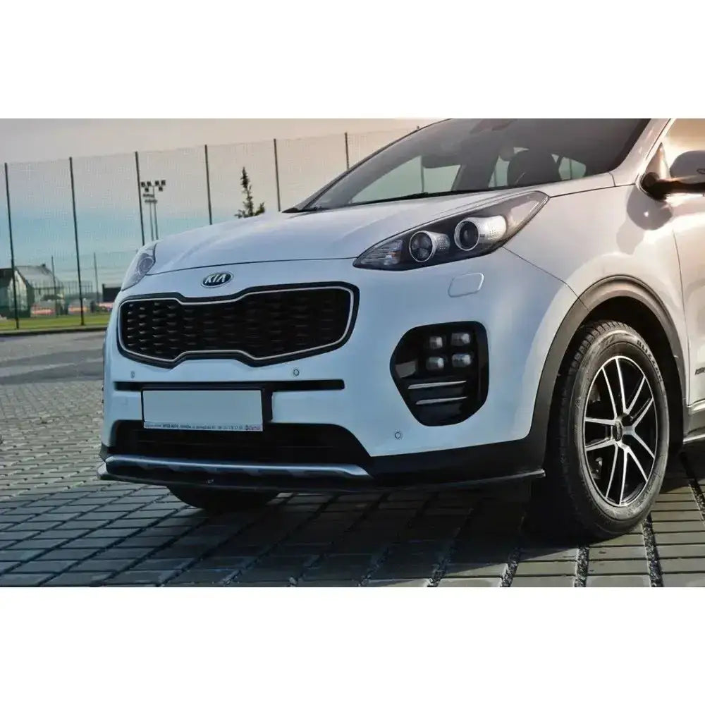 Frontleppe på Kia Sportage Mk4 Gt-Line med sort grill, moderne frontlykter og sølvfelger på brostein.