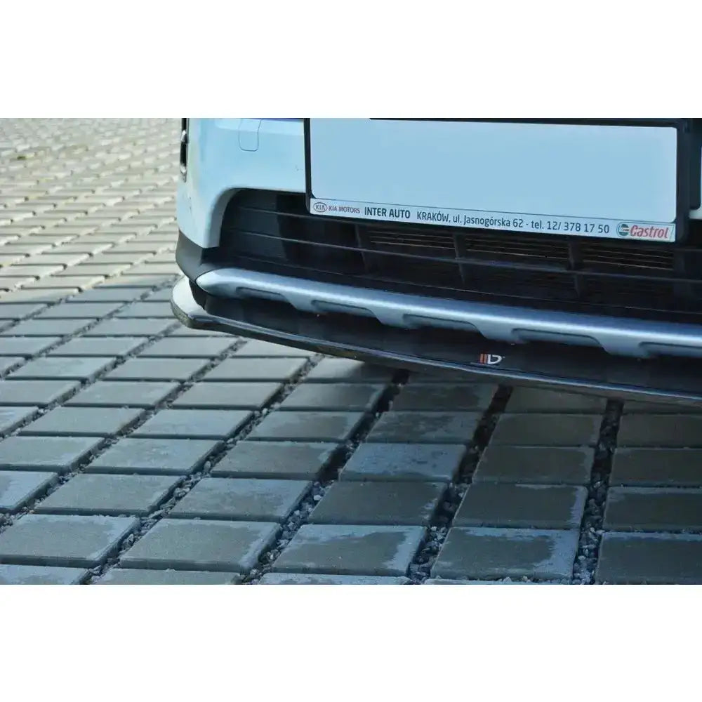 Spoiler til Kia Sportage Mk4 Gt-Line, sort og sølvfarget, montert under fronten på hvit bil.