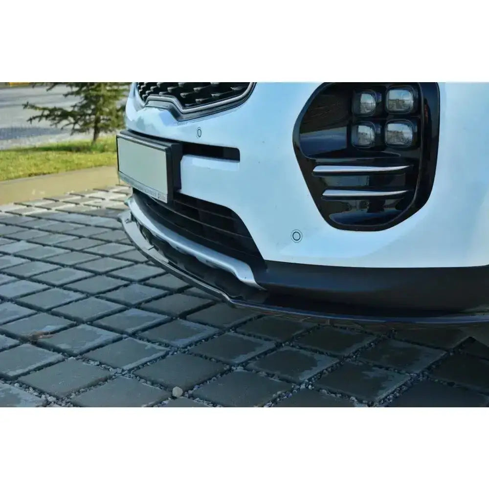 Front splitter på Kia Sportage Mk4 GT-Line, hvit og svart frontfanger med grill og tåkelys sett skrått.