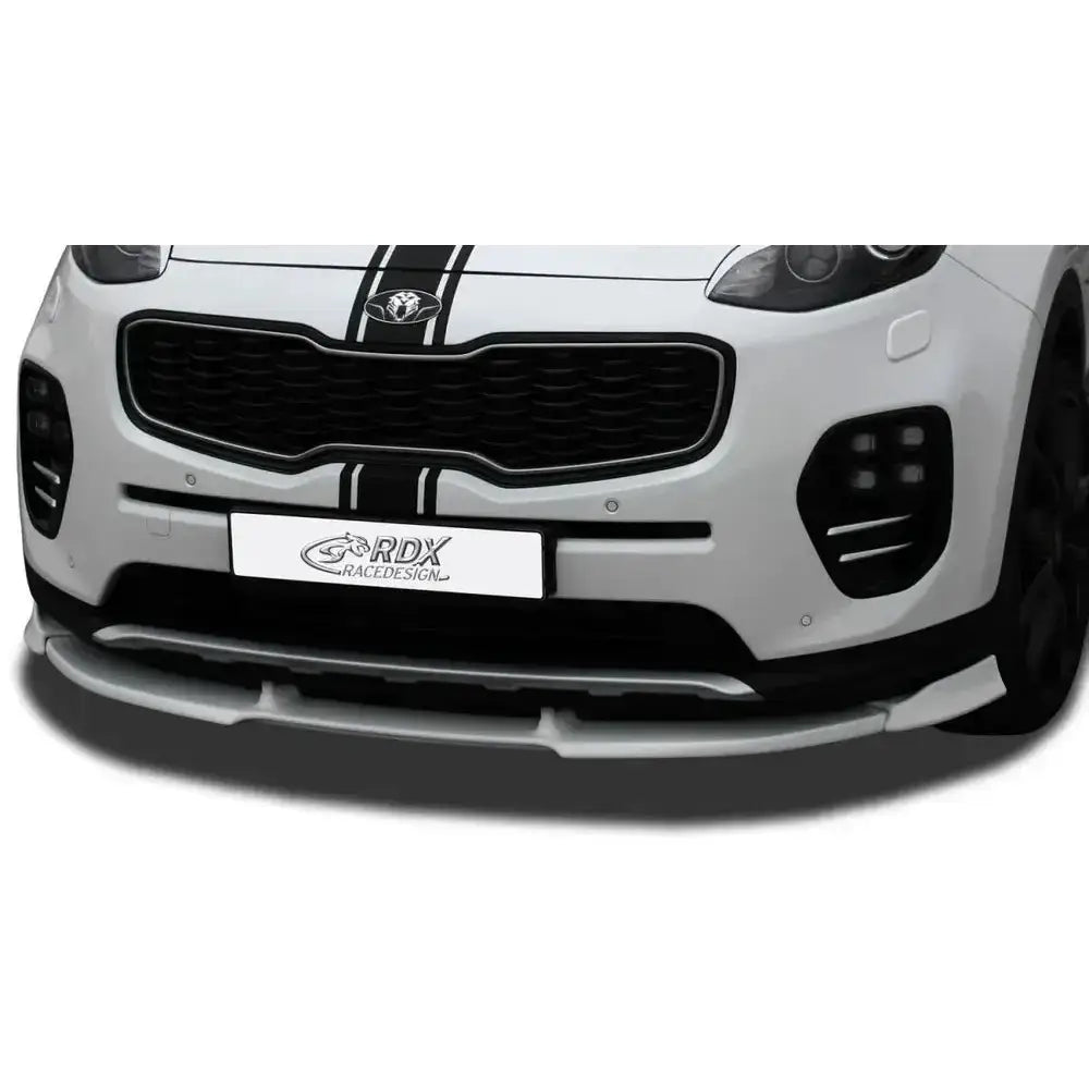 Frontspoiler til Kia Sportage QL/QLE montert under støtfanger på hvit bil med sorte racing-striper.