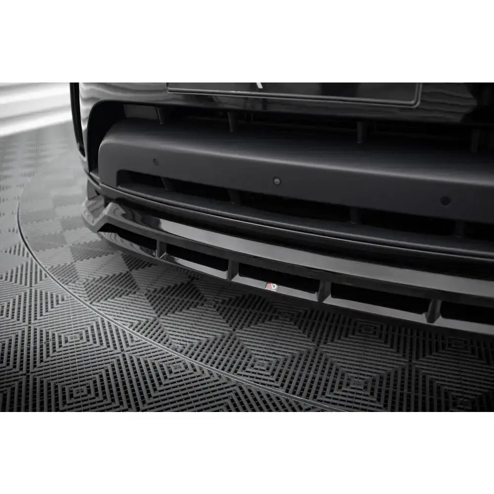 Front lip på Land Rover Discovery HSE Mk5 med markerte luftinntak og blank, sort overflate.