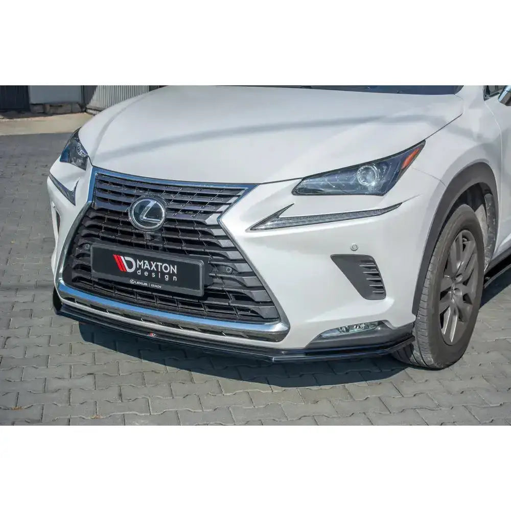 Spoiler foran på Lexus NX Facelift med sort grill og sølvdetaljer, vist fra venstre hjørne i dagslys.
