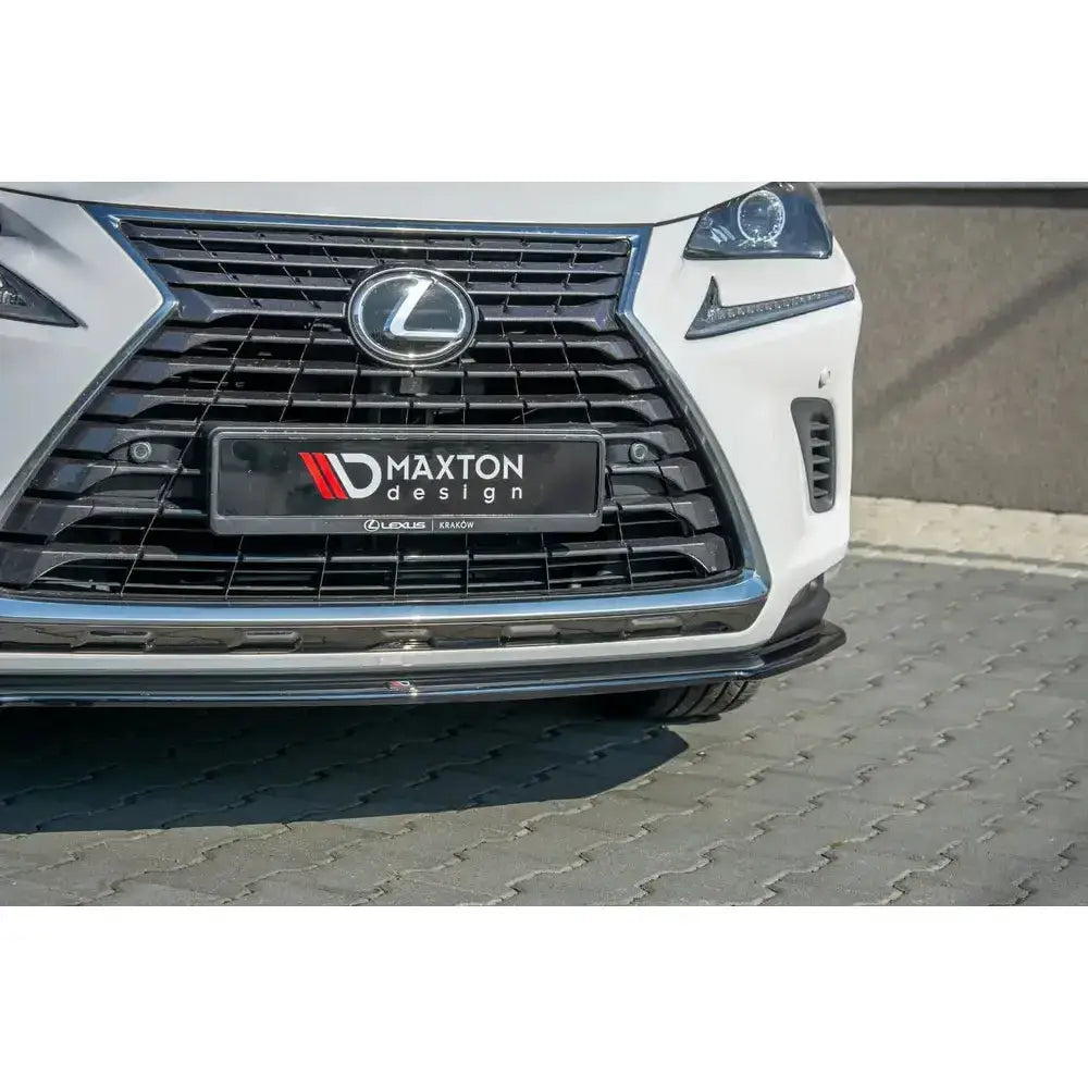 Front splitter på Lexus NX Facelift med sort grill og Maxton Design-skilt montert på hvit bil.