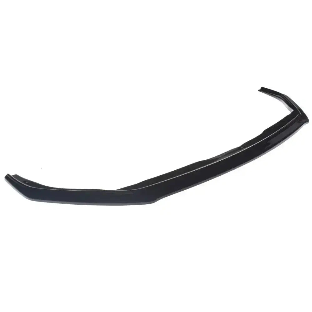 Frontleppe til Lexus NX Facelift i svart, glanset plast med lav profil, sett fra skrå vinkel.