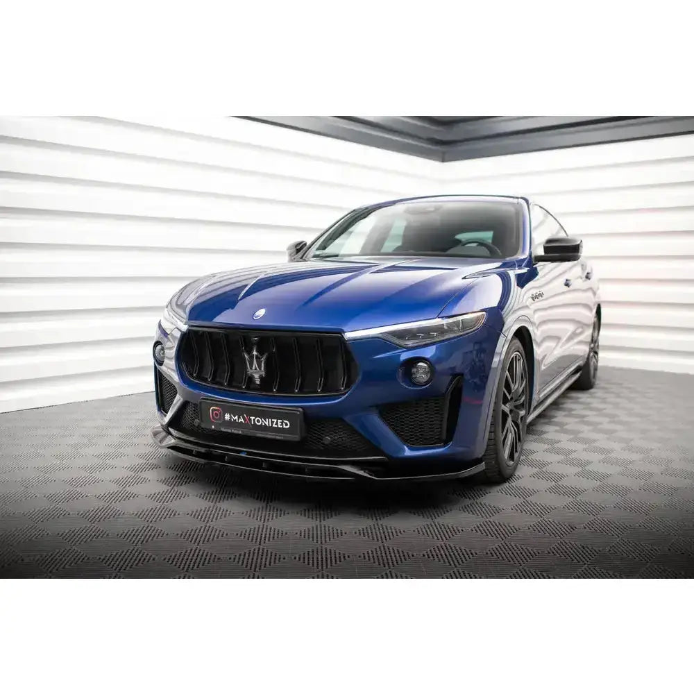 Spoiler på Maserati Levante GTS Mk1, blå SUV sett skrått forfra med fokus på frontgrill og lykter.
