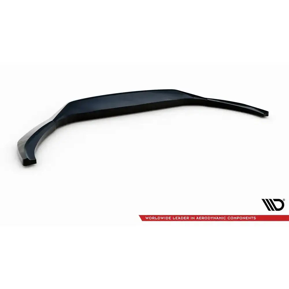 Frontspoiler til Maserati Levante GTS Mk1 i sort plast, skrå vinkel, hvit bakgrunn, logo nederst til høyre.