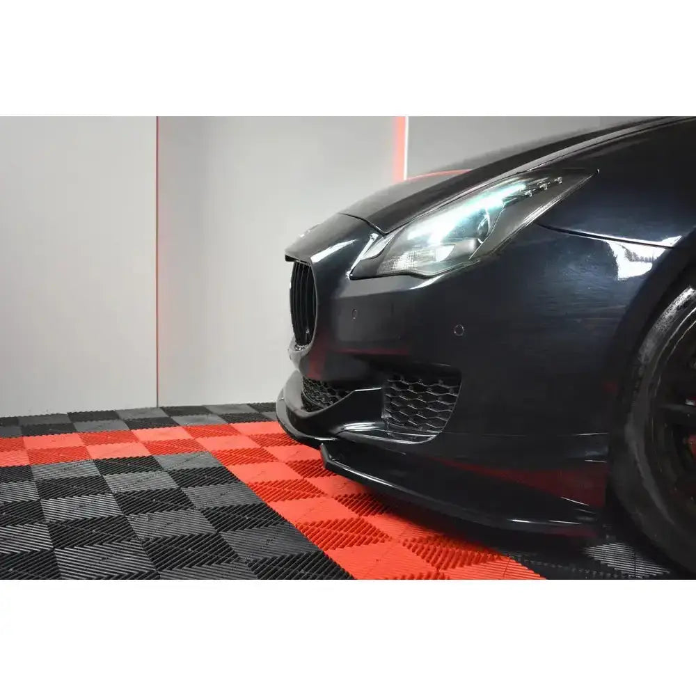 Spoiler til Maserati Quattroporte Mk.6, nærbilde av front med grill, frontlys og støtfanger.