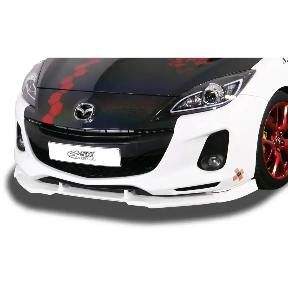 Frontspoiler Mazda 3 BL 11-13 i nærbilde med hvit spoiler, røde felger og tydelige frontlykter.