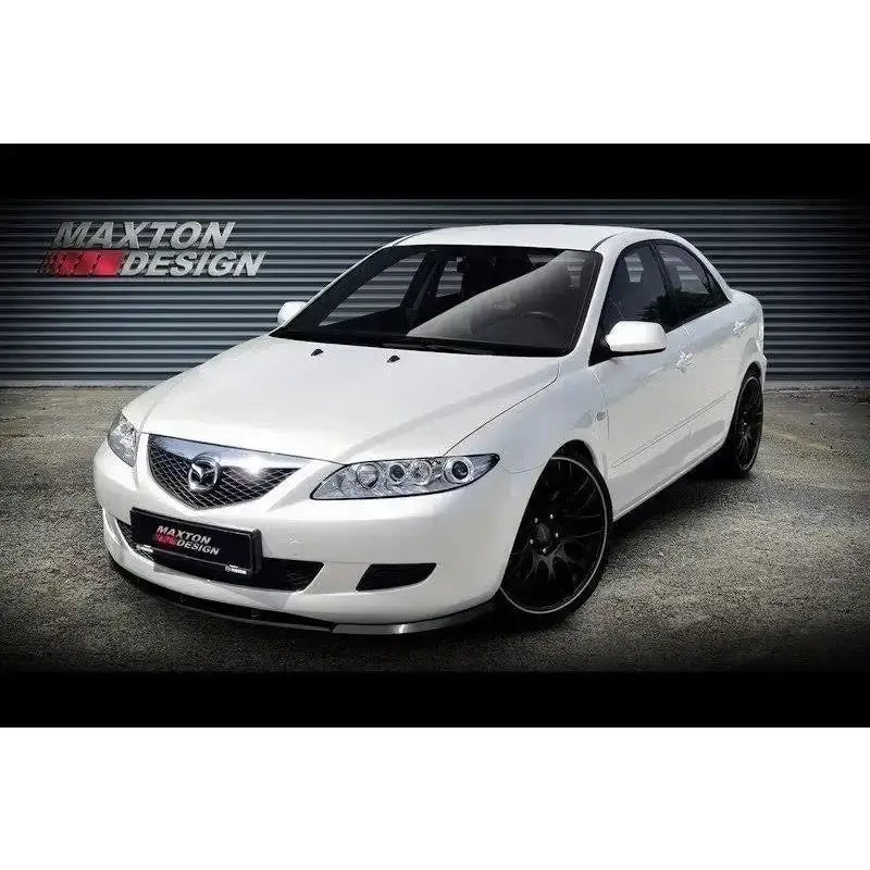 Frontspoiler Mazda 6 Mk1 Preface montert på hvit bil med sorte felger foran metallisk garasjeport.