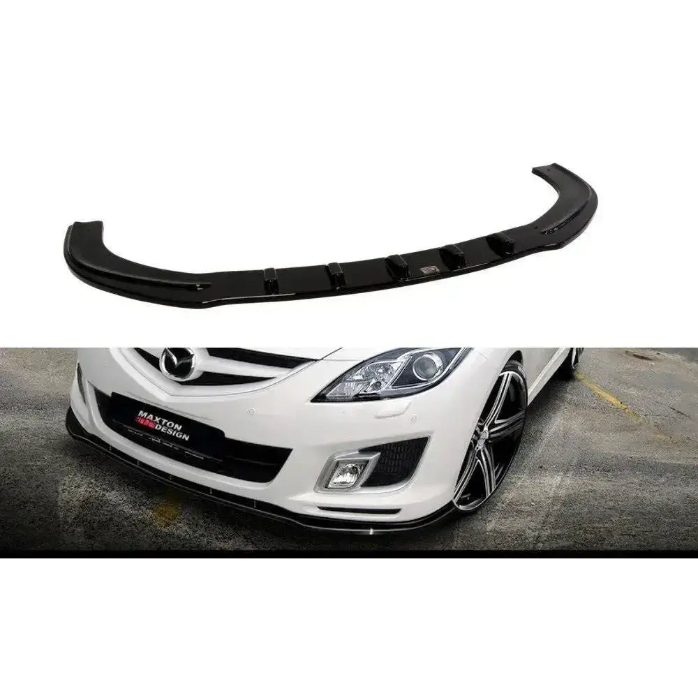 Frontleppe Mazda 6 Mk2 i sort plast med glossy finish, montert på hvit bil sett fra skrå vinkel foran.