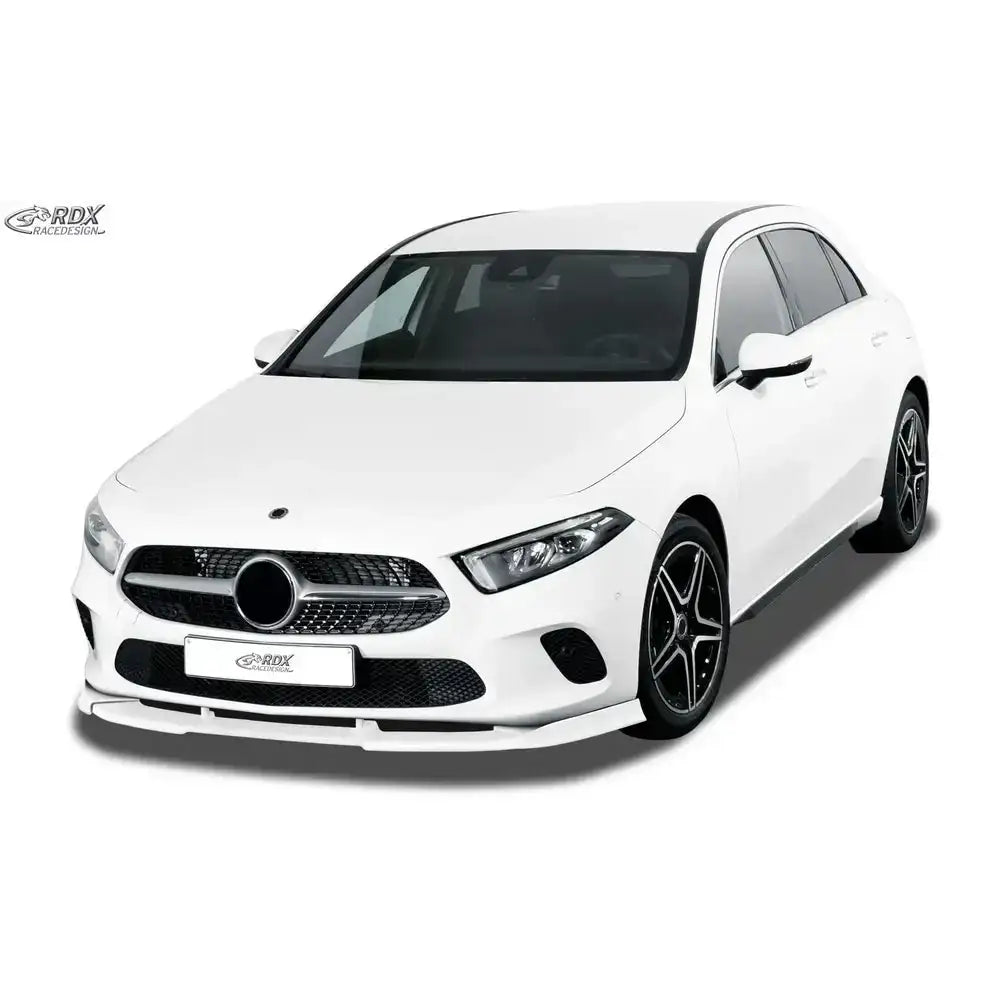 Spoiler på Mercedes A-Klasse W177 med sorte detaljer, sett skrått forfra mot hvit bakgrunn.